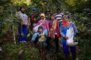 In smallholder farmers' households (here coffee farmers in Sulawesi, Indonesia), there are often pronounced gender and inter-generational inequities in access to and control over assets that shape women’s and men’s participation in and benefits from value chain development. Photo: Yusuf Ahmad/ICRAF